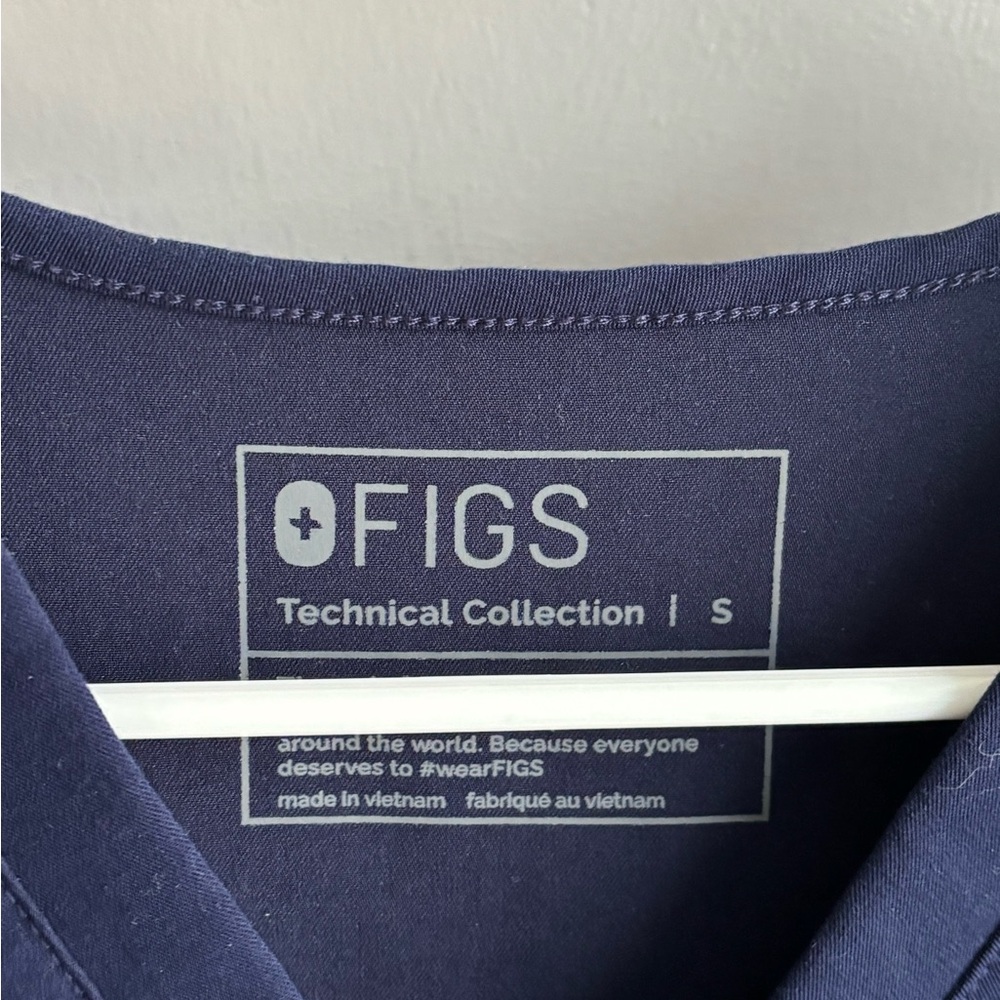 Figs Women's Navy Short Scrub Top - Picture 2 of 3